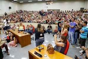 Funcionários municipais vão à Câmara de Maringá pedir apoio para o vale-alimentação